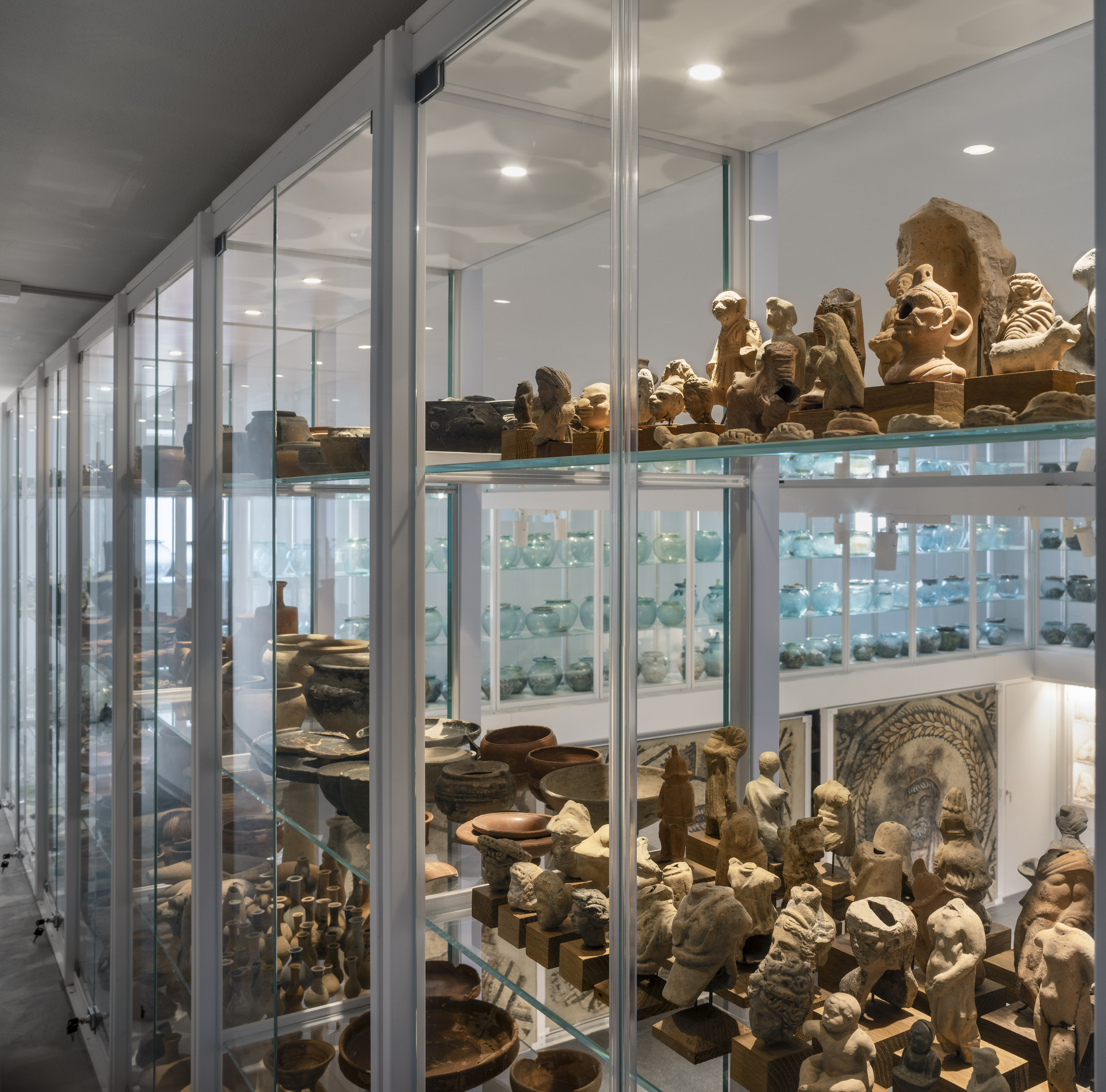 Depositi visitabili, ballatoio con la raccolta di figurine fittili, ceramica e olle in vetro (foto di Alessandra Chemollo).